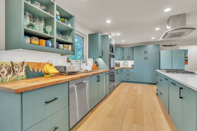 Foto del edificio - 4 Bedroom Home with Finished Basement, Chef’s Kitchen & Large Yard in Hampden Heights