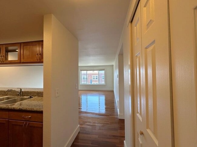 Building Photo - 1 bedroom top floor condo home in Stadium ...