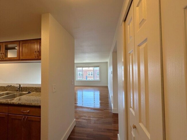 Foto del edificio - Stadium district 1 bedroom condo!