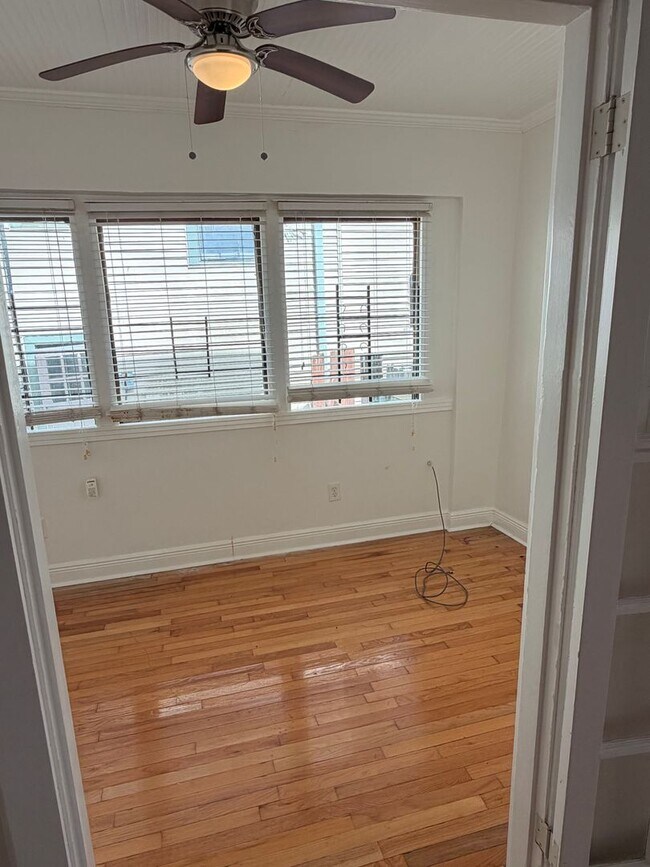 Foto del edificio - Large 3BD/2BA House Uptown with Driveway and Fenced Backyard
