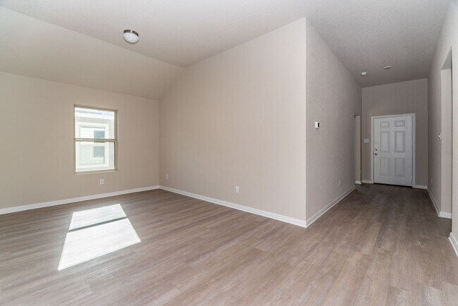 Foto del edificio - 4-BEDROOM NEWER CONSTRUCTION IN CONVERSE