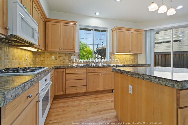 Foto del edificio - Spacious 5-Bedroom Oasis in the Heart of Five Oaks!