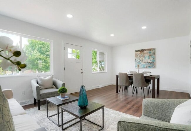 Building Photo - Fully Renovated Park Hill Townhome - 5 Bedrooms!