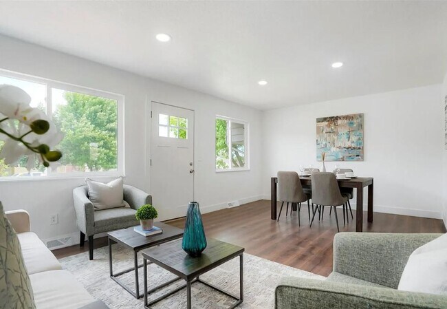 Building Photo - Fully Renovated Townhome Minutes from the ...