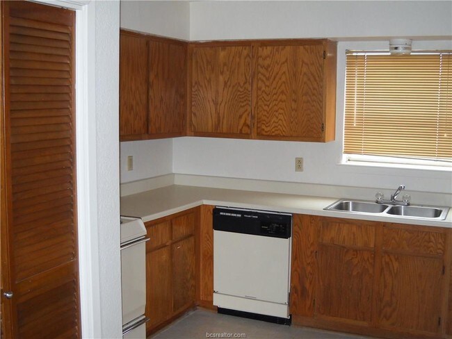 Building Photo - 1202 Spring Loop