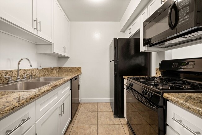 Building Photo - Chatsworth Plaza Apartments