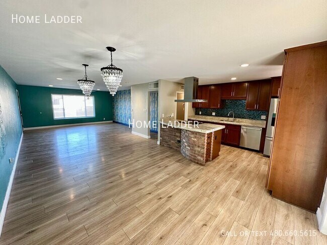 Foto del edificio - 8323 E Sells Dr