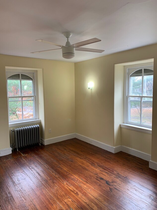 living room - 211 Lippincott Ave