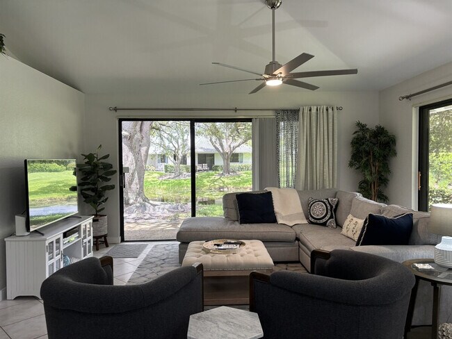 Foto del edificio - 216 Club Dr