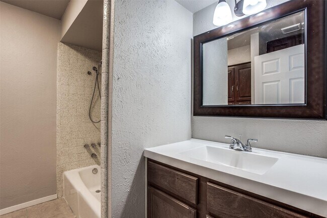Building Photo - 2432-2434 Lakeview Cir