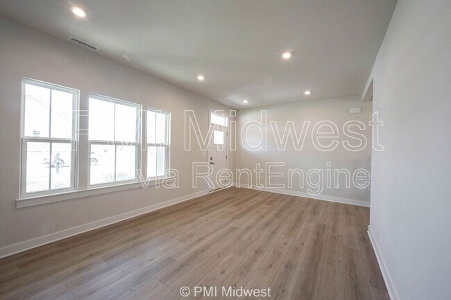 Foto del edificio - 581 Roosevelt St