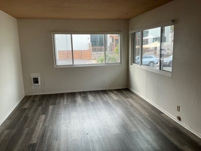 Building Photo - 1113000
