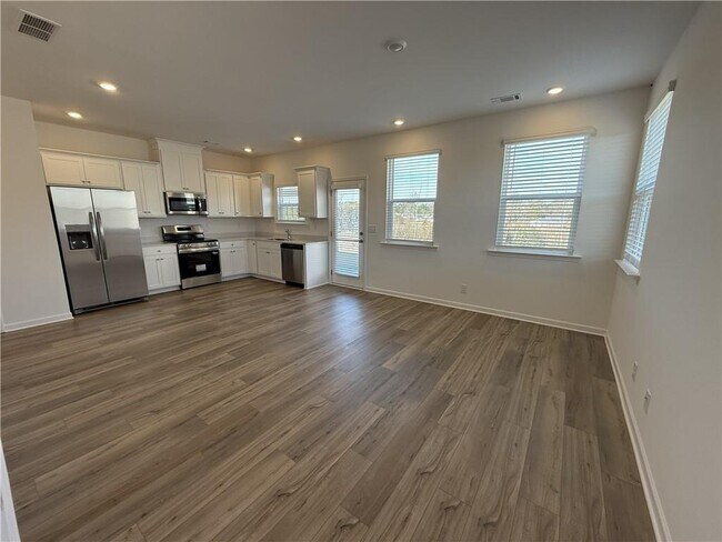 Foto del edificio - 156 Milledge Cmns Dr NE