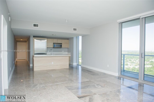 Foto del edificio - 16385 Biscayne Blvd