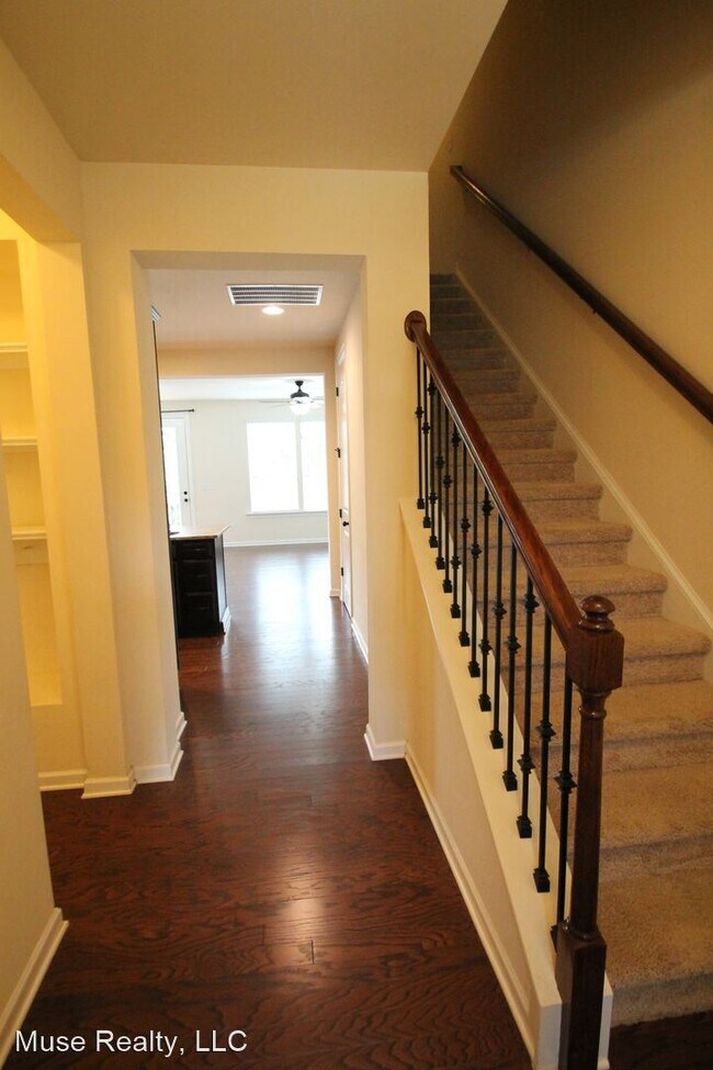 Building Photo - 3 br, 3.5 bath House - 1044 Archibald Ave