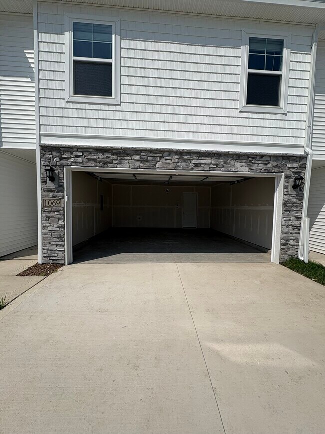 Foto del edificio - 1069 Daisy Ln