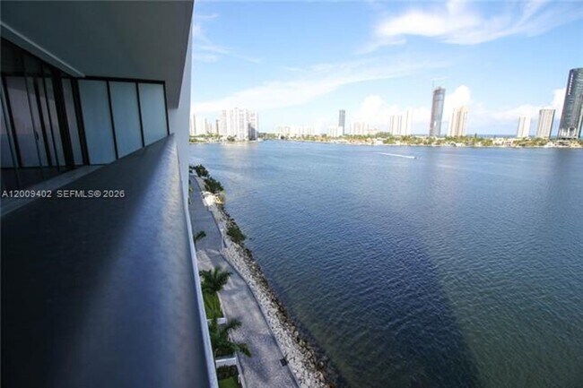 Foto del edificio - 5000 Island Estates Dr