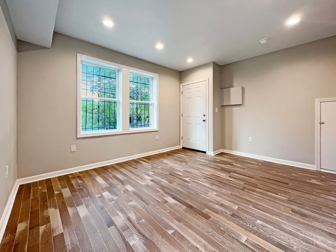 Primary Photo - 355 Parkland Pl SE
