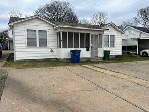 Building Photo - 1009 W 47th St