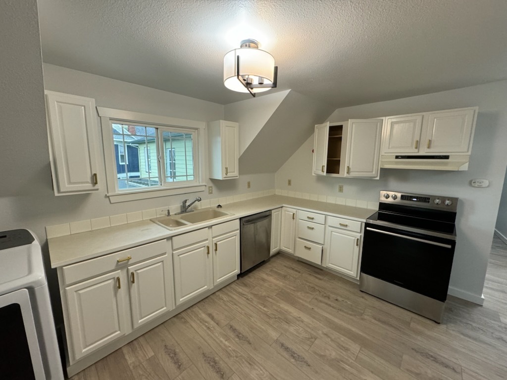 Remodeled kitchen with new appliances - 2318 Hoyt Ave