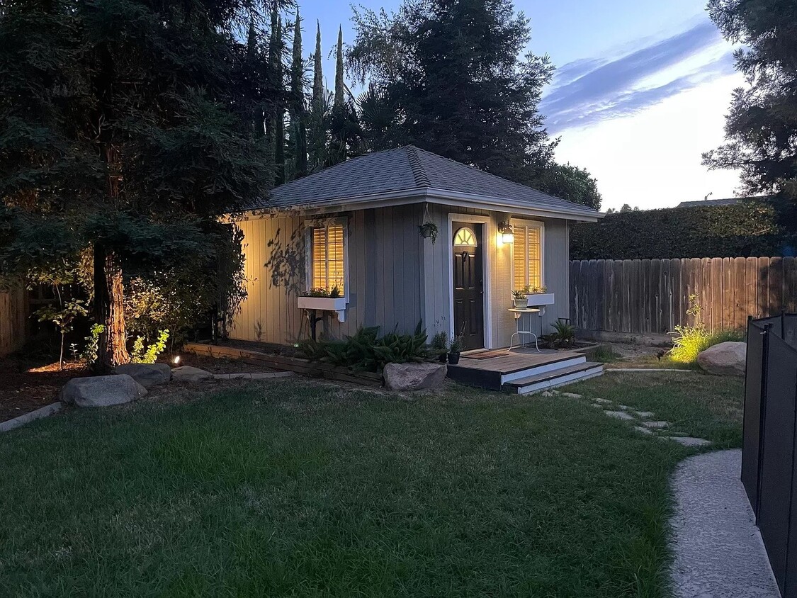 3733 W Palmer Ct, Visalia, CA 93291 Room for Rent in Visalia, CA