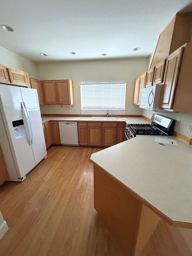 Foto principal - Elegant 3 Bed + Loft + Bonus End Unit in R...