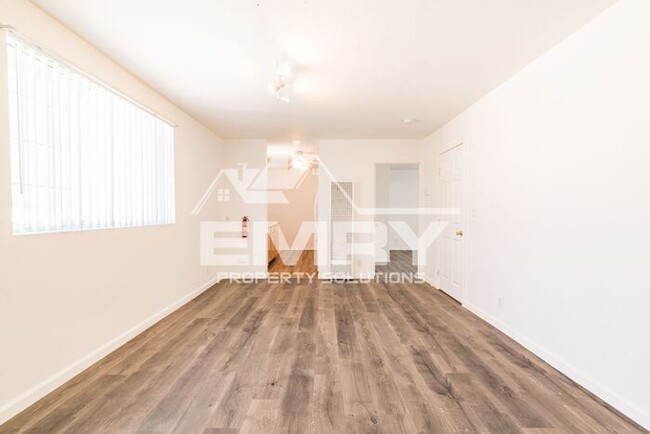 Building Photo - 2 Bed 1 Bath Apartment for Rent on Pickfor...