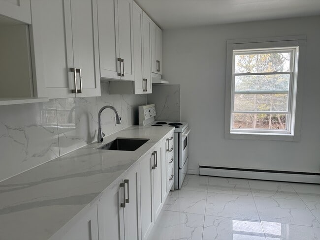 Building Photo - 119 Rossland Rd E