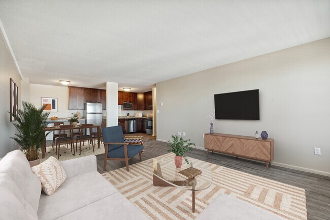 Adéntrate en el acogedor espacio habitable de Central Lakes of Uptown, donde el diseño moderno se une a la comodidad. Disfruta de una distribución abierta y acabados elegantes, perfectos para relajarte y entretenerte. ¡No pierdas esta oportunidad! ¡Agenda una visita hoy mismo! - The Shores
