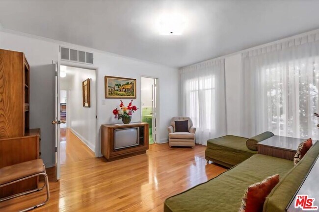 Foto del edificio - 10529 Ashton Ave