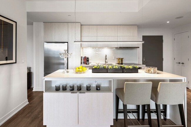 Building Photo - Two St. Thomas Yorkville Rental Living