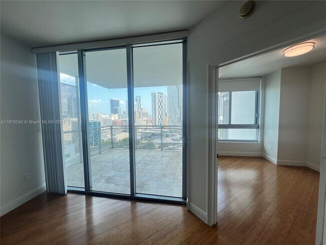 Foto del edificio - 350 S Miami Ave