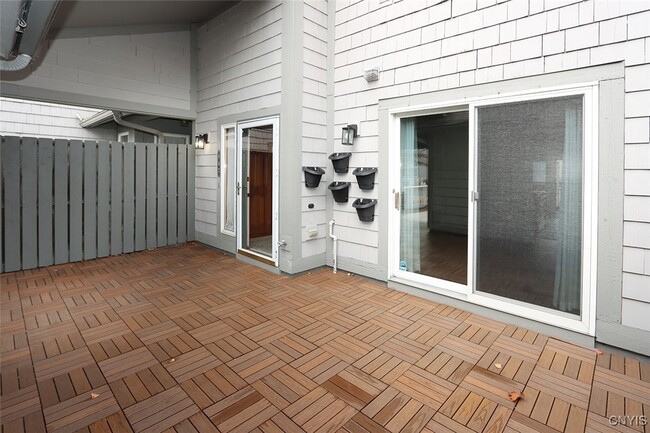 Building Photo - 442 Summerhaven Dr N