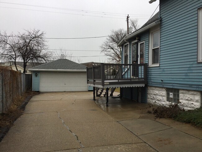 Foto del edificio - 1805 S 77th St