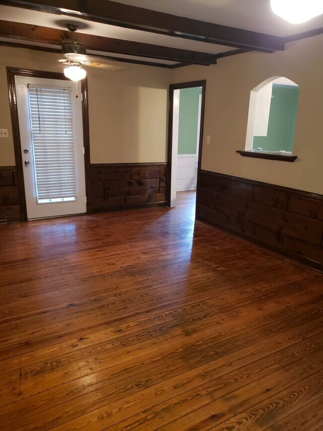 Foto del edificio - Two story home on corner lot