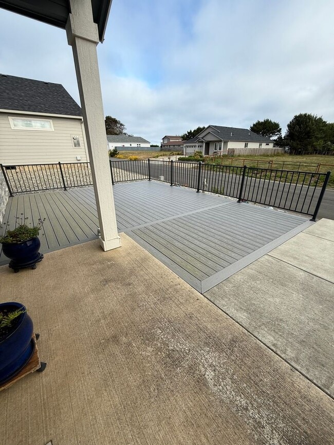 Building Photo - Stunning 3 bed/2 bath near Beaches & Dunes