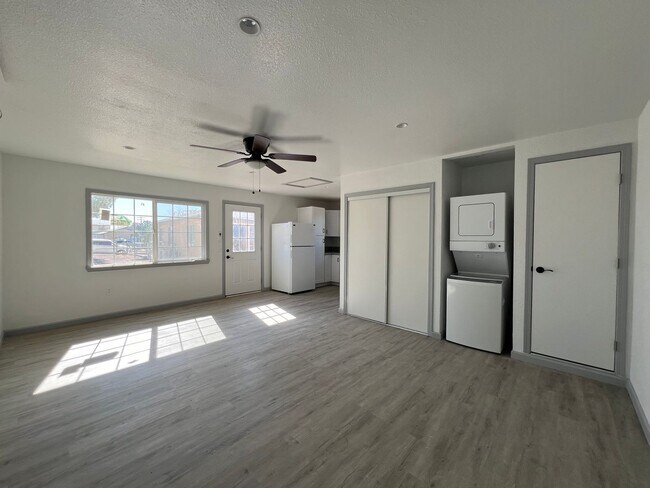 Building Photo - P042