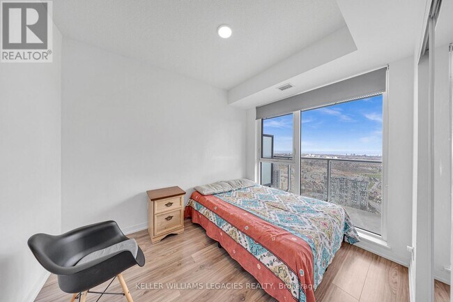 Photo du bâtiment - 4065-4065 Confederation Pkwy