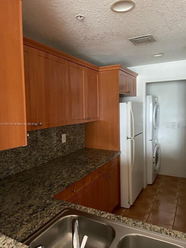 Foto del edificio - 6360 NW 114th Ave