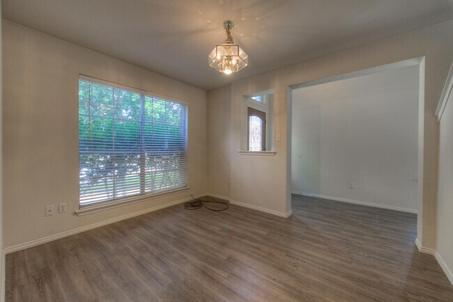 Foto del edificio - Very clean 4 BR 2.5 Bath