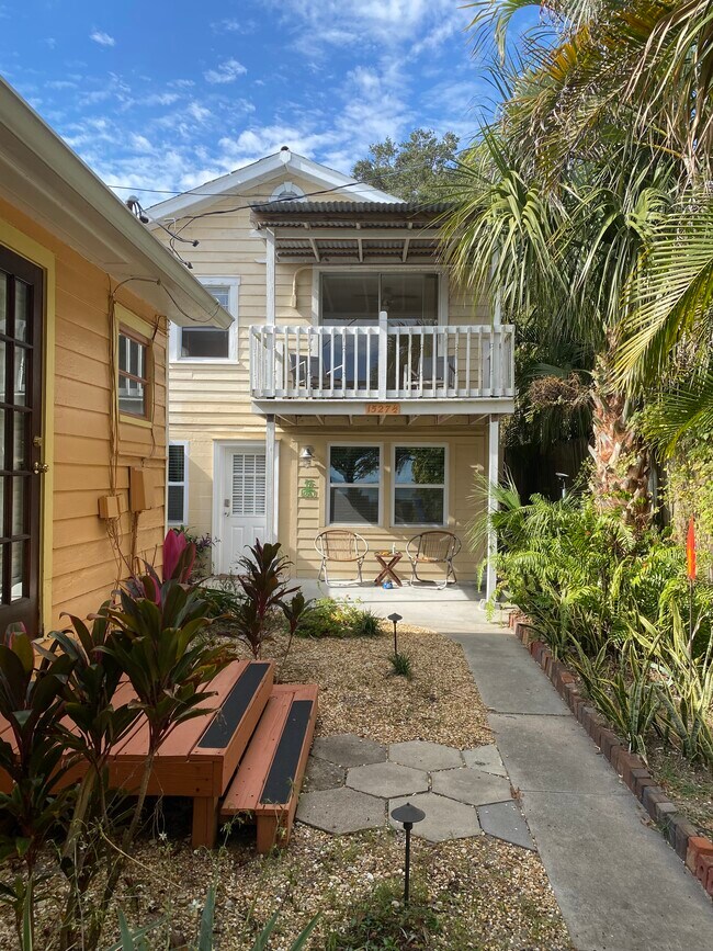 La terraza del segundo piso tiene vistas a la bahía de Tampa. - 1527 1/2 Beach Dr SE