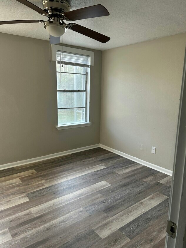 Foto del edificio - 1116 Ash Ave