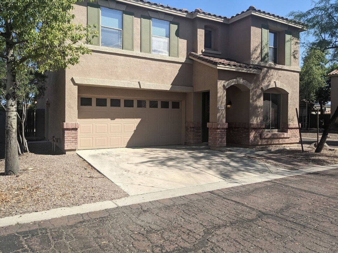 Foto principal - Beautiful 4 Bedroom + Loft Home