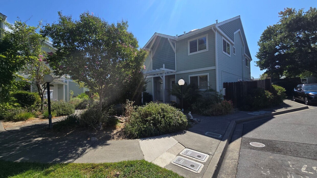Foto principal - Centrally Located 2 Bedroom Townhome