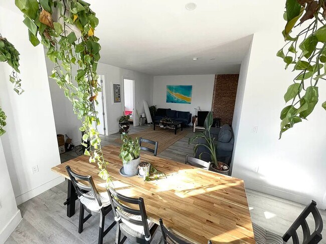 Building Photo - 256 Graham Avenue