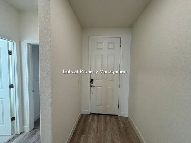 Building Photo - 925 Nelle Dr