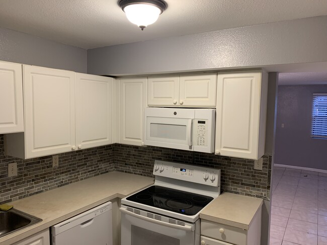 Building Photo - 204 Poinsettia Pine Ct