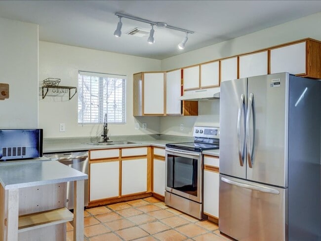 Building Photo - 2 Bedroom, 2 Bathroom and a large Backyard Retreat!