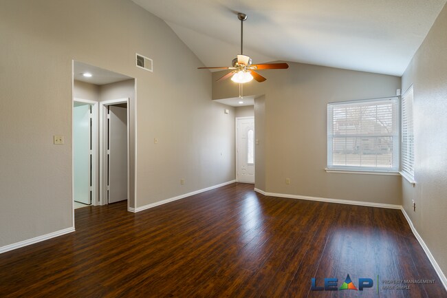 Foto del edificio - Beautifully updated in the heart of Lewisv...