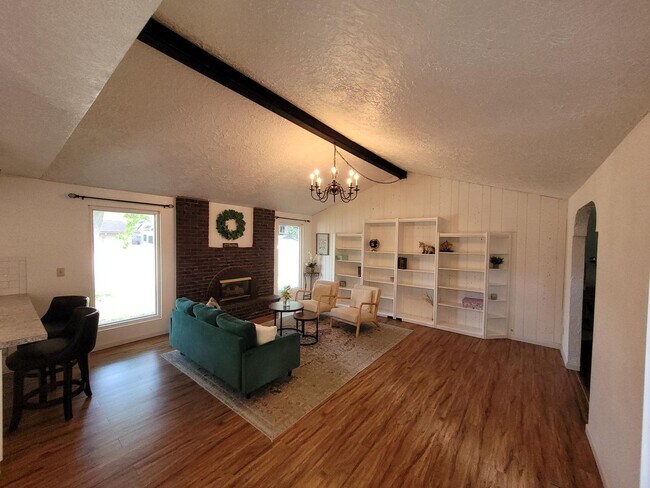 Foto del edificio - 6-9 MONTH LEASE OPTION! Charming home in B...